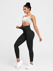 Vue latérale du legging yoga à taille haute montrant l'effet galbant et push-up