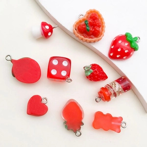 Set di 10 ciondoli in resina rossa con forme di fragola, fungo e cuore per fai-da-te