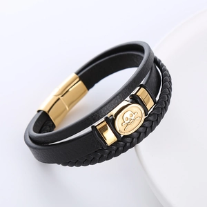 Drei-Lagen Lederarmband mit goldenem Totenkopf-Detail und sicherem Magnetverschluss im Detail