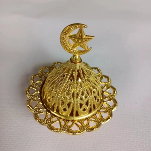 Détail du couvercle de l'encensoir en métal doré avec motif ajouré d'étoile et de lune
