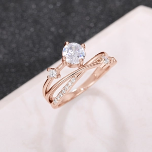 Macro-opname van roségouden ring met planeetbaanontwerp en sprankelende steentjes