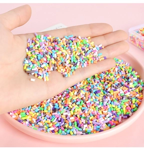 Gros plan de tranches de pâte polymère colorées pour le bricolage et la déco de gâteaux