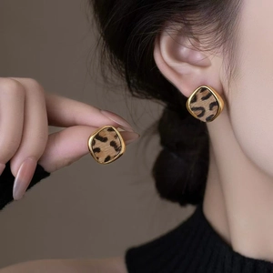 Detailansicht der quadratischen Leopard-Ohrringe mit poliertem goldenem Metallrand