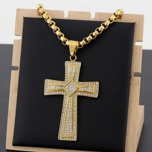 Pendentif double croix évidée en or style hip hop avec zircons sur une chaîne en métal