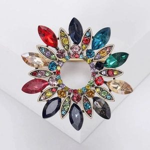 Élégante broche couronne en cristal multicolore avec un design floral rayonnant
