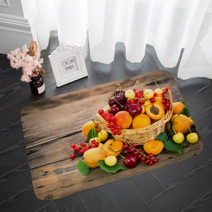 Detailansicht der Flanell-Badematte mit Früchte-Druck auf modernem dunklem Holzboden