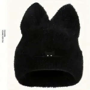 Schwarze Strickmütze mit süßen Katzenohren und Stickerei für warme Wintertage