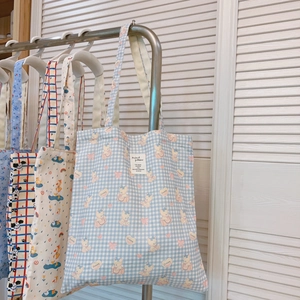 Detailansicht der blauen Baumwolltasche mit Karomuster und niedlichen Bären-Motiven