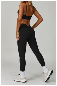 Gros plan du legging de yoga noir à taille haute avec couture en V pour un effet galbant