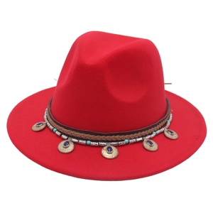 Cappello fedora rosso stile etnico con perline turchesi e ciondoli in metallo argentato