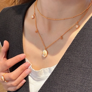 Élégant collier double couche plaqué or 18K avec pendentif nacre ovale et étoile
