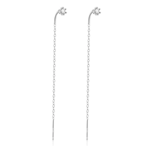Dettaglio degli orecchini pendenti lunghi in argento S925 con incastonatura di zirconi