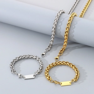 Detailsatz aus Gold- und Silberketten mit Stabanhaengern und Karabinerverschluessen
