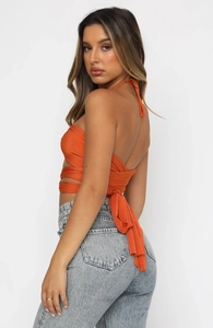 Détail d'un haut licou orange dos nu pour femme, vue de côté et de dos montrant les liens