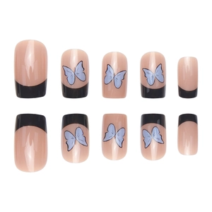 Unghie finte quadrate con punte French nere e farfalle blu su base color nudo