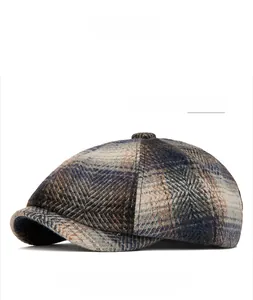 Détail du tissu en tweed à carreaux bleu marine sur une casquette gavroche