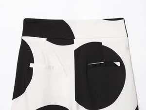 Detalle de los pantalones de lunares de talle alto con un bolsillo trasero discreto