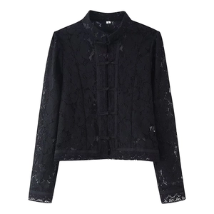 Veste en dentelle noire à manches longues avec col montant et boutons chinois sur fond blanc