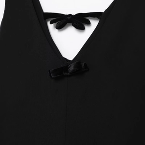 Robe noire dos nu élégante avec nœuds en velours doux et décolleté en V profond