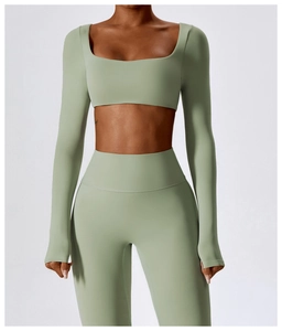 Détail de l'encolure carrée et de la coupe ajustée du haut de yoga vert sauge