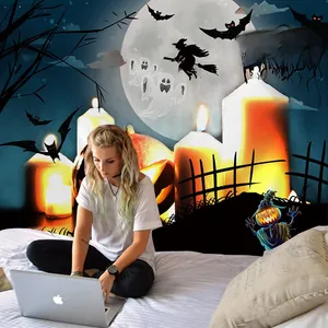 Détail d'une tapisserie d'Halloween avec citrouilles, chauves-souris et sorcières en chambre