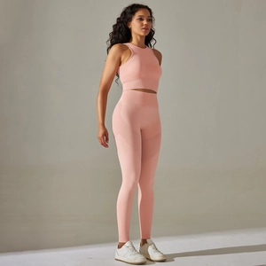 Détail de l'ensemble de yoga sans couture rose pêche montrant la coupe ajustée et le tissu
