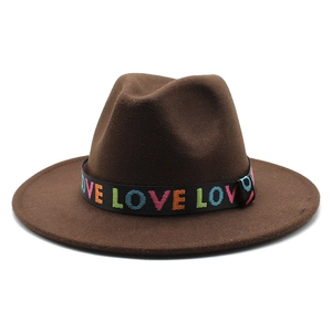 Détail d'un chapeau fedora marron foncé avec ruban noir et broderie LOVE colorée