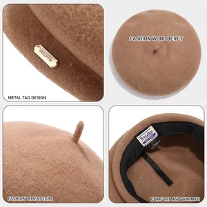Béret classique en laine marron foncé avec logo en métal et finition texturée