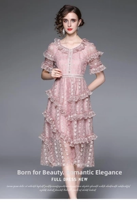 Détail d'une robe en dentelle rose avec broderie florale et col à volants chic