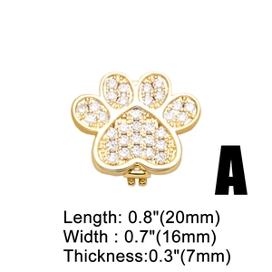 Makroaufnahme von vergoldetem Pfotenanhänger mit Zirkonia-Inlay und 20x16mm Abmessungen