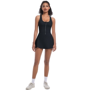 Détail de la fermeture éclair sur une robe de sport noire sans manches pour le tennis