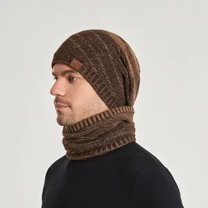 Ensemble d'hiver bonnet tricoté marron et cache-col avec doublure polaire chaude