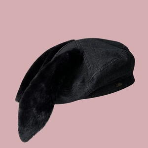 Détail des oreilles de lapin sur un béret en denim noir avec texture en peluche douce
