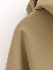 Dettaglio della trama in cotone twill kaki su una giacca a vento con cappuccio alla moda