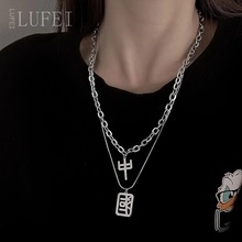 Détail du collier hip-hop argenté à deux couches avec pendentifs à caractères chinois