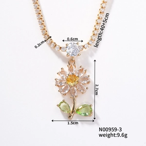 Vue détaillée du collier feuille d'érable avec spécifications de taille et chaîne dorée