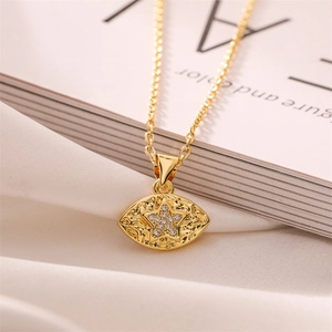 Gros plan du pendentif œil doré avec gravure étoile sur de la soie blanche luxe