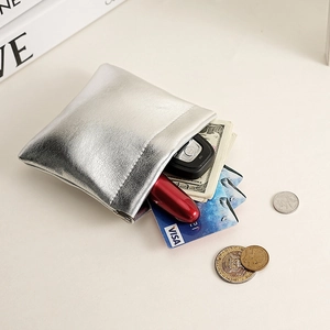 Kleiner silberner wasserdichter Beutel für Münzen und Lippenstift mit Metalltextur