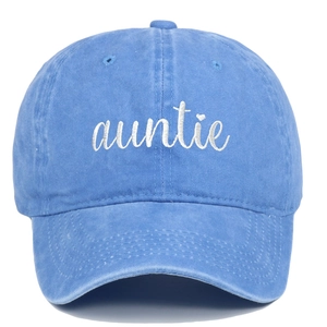 Nahaufnahme der auntie Stickerei auf hellblauer gewaschener Baumwolle Baseballkappe