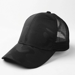 Vista dettagliata di un cappellino sportivo mimetico nero con retro traspirante