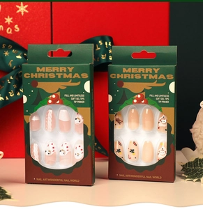 Détail de faux ongles en gel souple de Noël avec motifs de rennes et du Père Noël