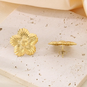Orecchini a girasole dorati con petali plissettati 3D e perni in acciaio inox