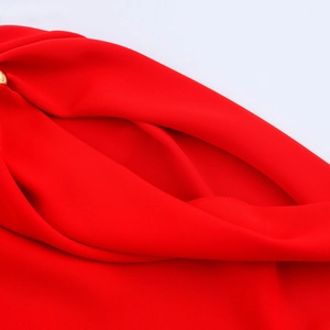 Abito dritto rosso stile europeo con bottone dorato decorativo e tessuto fluido