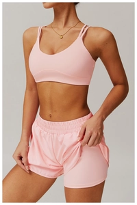 Détail du soutien-gorge de sport rose à bretelles croisées et short de sport doublé