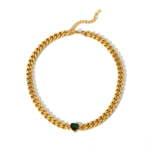 Détail du collier chaîne gourmette plaqué or 18 carats avec zircon vert en forme de coeur