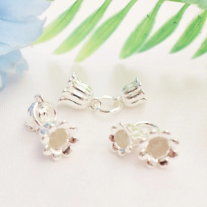 Vue détaillée du pendentif fleur de muguet en or 14K pour la création de bijoux DIY