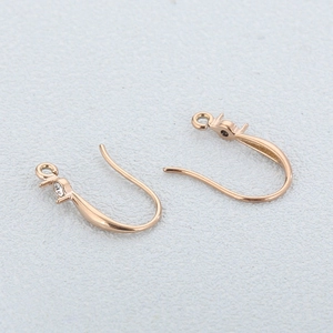 Nahaufnahme von roségoldenen DIY-Ohrhaken mit funkelnden klaren Zirkonia-Steinen