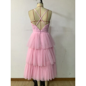 Robe longue en tulle rose à étages avec détail dos croisé et jupe bouffante multicouche
