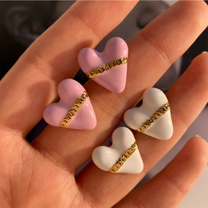 316L stainless steel heart-shaped enamel stud earrings in pink and white finishes