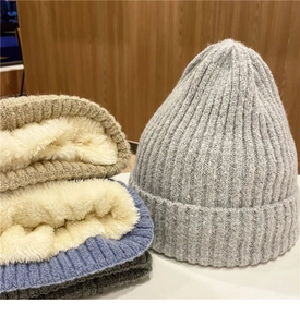 Dettaglio di berretti in maglia invernali con fodera in ecopelliccia e vari colori